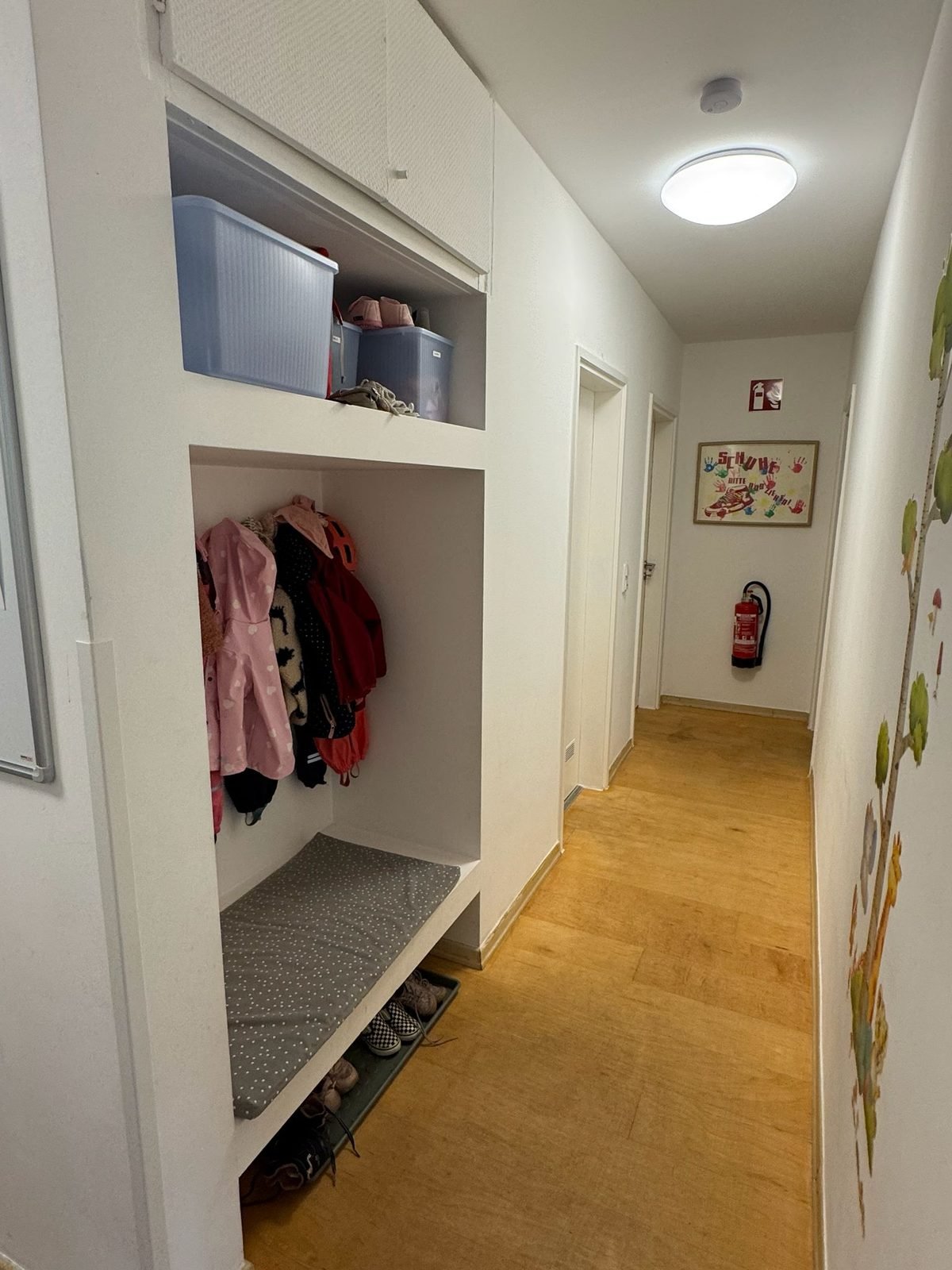 Garderobe mit Jacken und Schuhen der Kinder