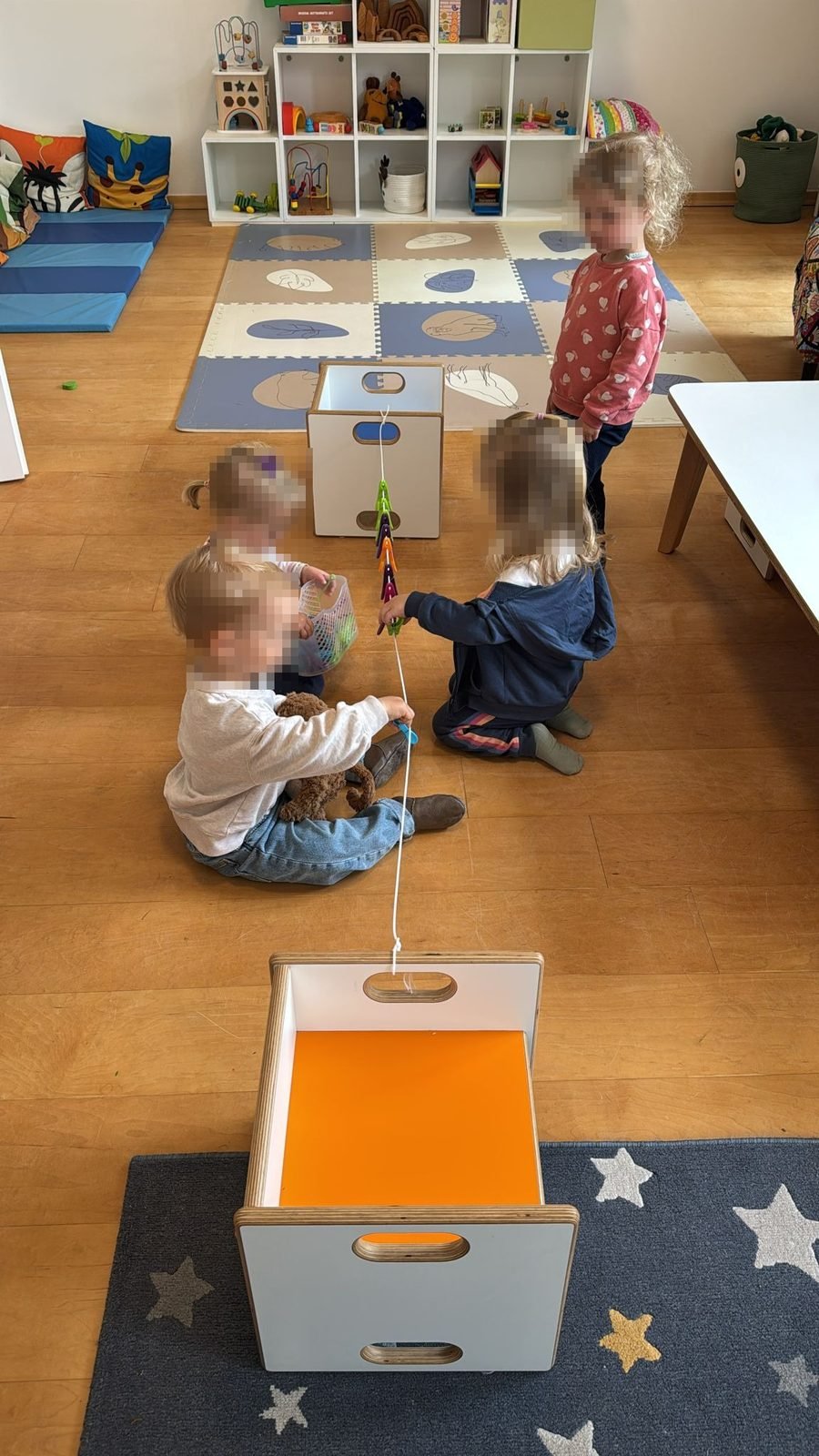 Kinder spielen gemeinsam im Spielzimmer