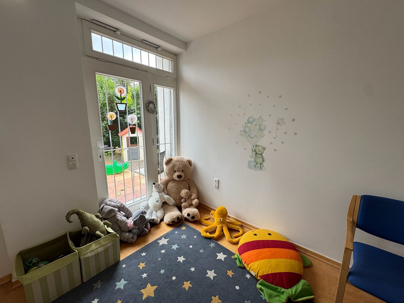Gemütliche Kuschel- und Leseecke mit großen Teddybären