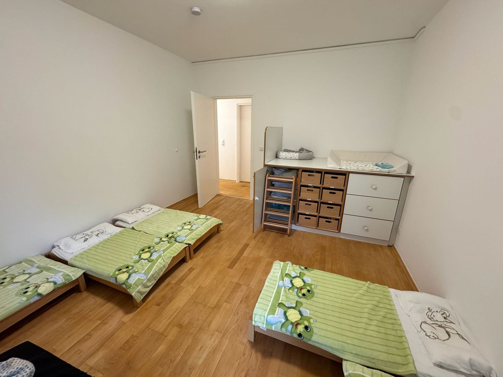 Ruhiger Schlafraum — jedes Kind hat sein eigenes Bett